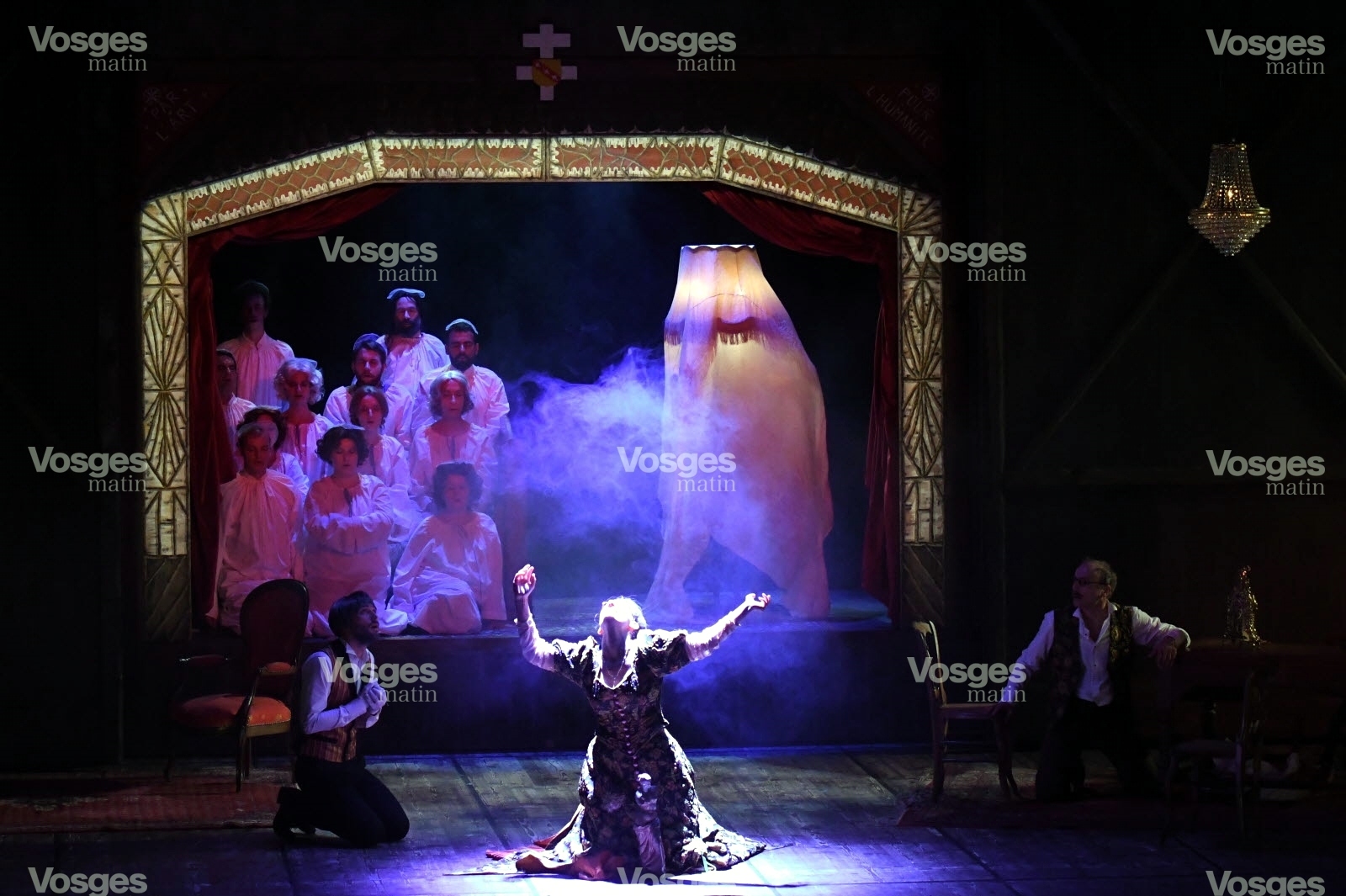 la-femme-du-d-r-petybon-bigote-exemplaire-a-quelques-visions-dans-cette-chambre-theatre-aux-faux-airs-de-theatre-du-peuple-1500301159