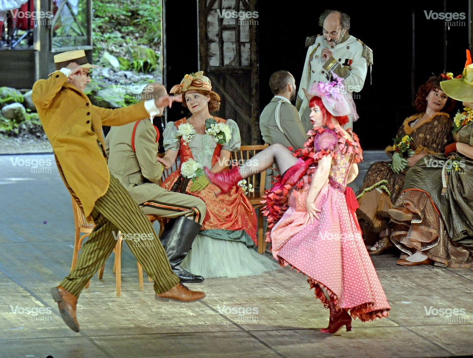 une-piece-en-trois-actes-aux-costumes-superbes-de-couleur-et-de-fantaisie-dotee-d-une-scenographie-magnifique-qui-utilise-astucieusement-l-ampleur-de-